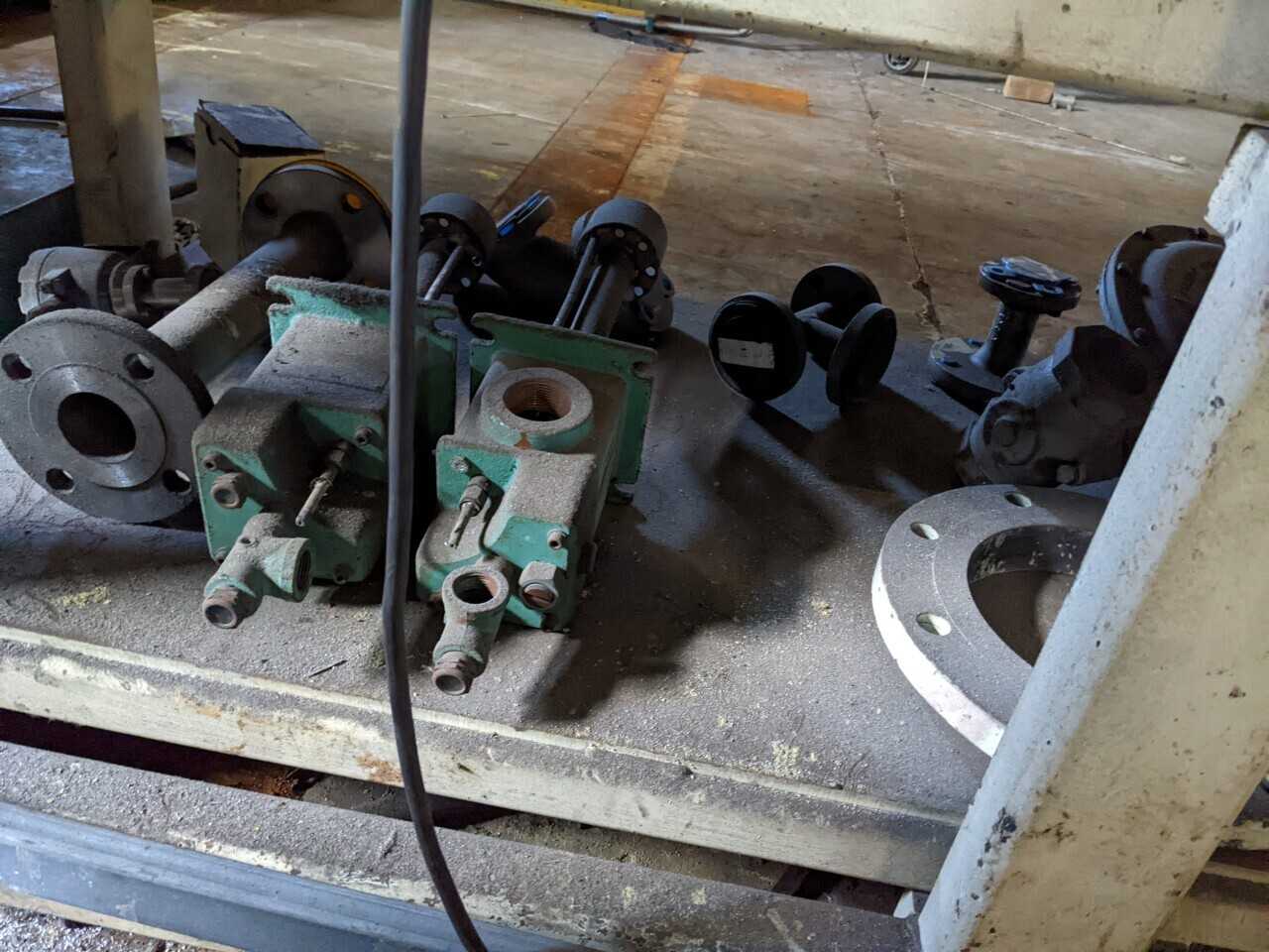 4 SHELVES WITH CONTENTS, ASSORTED VALVES, REGULATORS, FLANGES, CLAMPS, FISHER, ASCO, HONEYWELL, JAMESBURY, KEYSTONE - VALVES