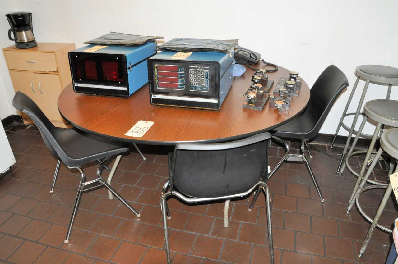 Lot-Round Table with (4) Chairs - ELECTRIC POWER TOOLS