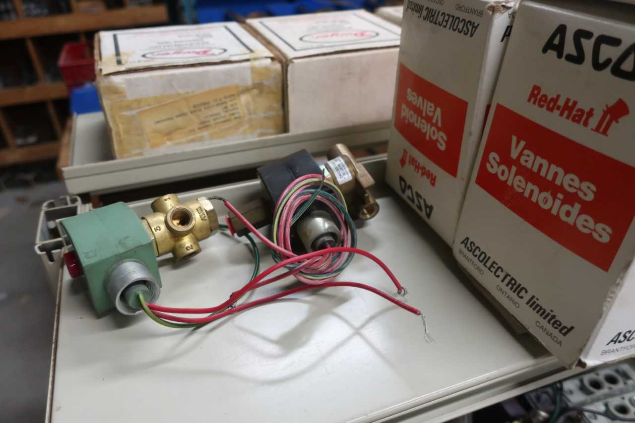 CONTENTS OF SHELF COLUMN, ASSORTED SOLENOID VALVES, ASCO, NUMATICS - SOLENOID VALVE