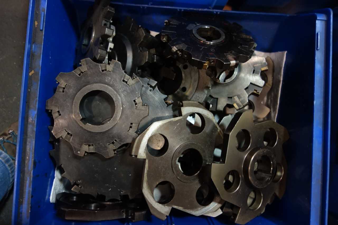 LOT OF ASSORTED CUTTERS, FACE MILLS, ATTACHMENTS - ELECTRIC POWER TOOLS