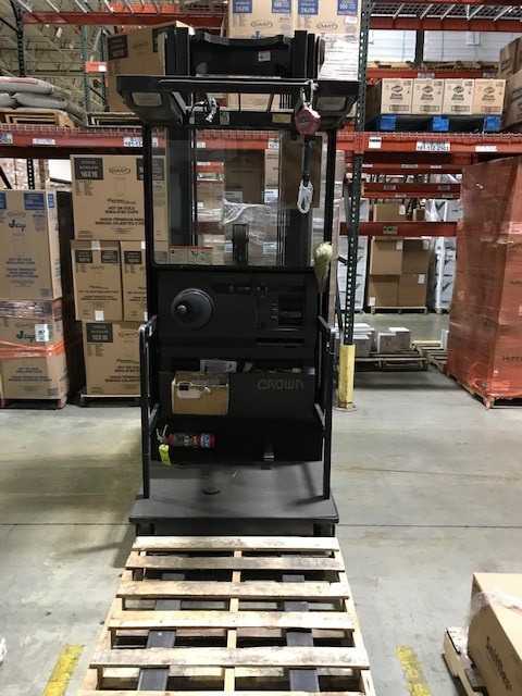 2001 Crown SP3020-30 order picker Valley View OH - ORDER PICKER