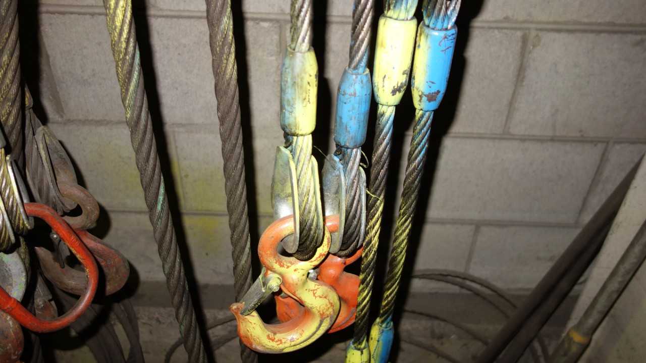 ASSORTED LOT OF WIRE SLINGS WITH SAFETY HOOKS AND TROLLEYS - HAND TOOLS