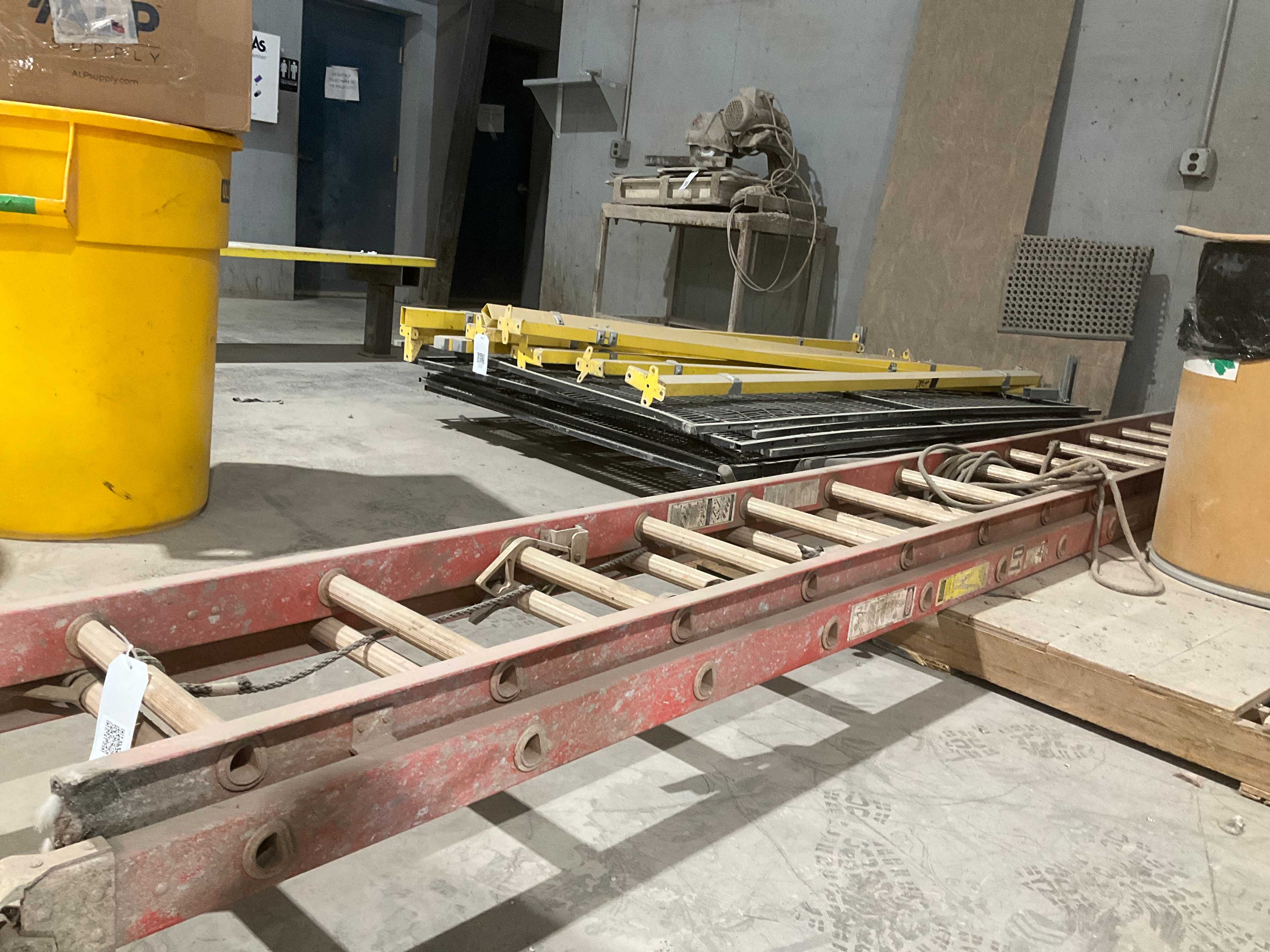 WERNER D6228-2 LADDER - LADDERS