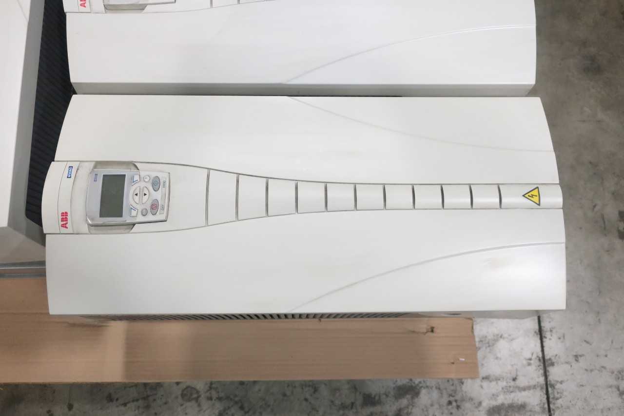 ABB ACH550-UH-157A-4 380-480V-AC 0-500HZ 0-480V-AC 125HP AC VFD DRIVE - MOTOR DRIVES