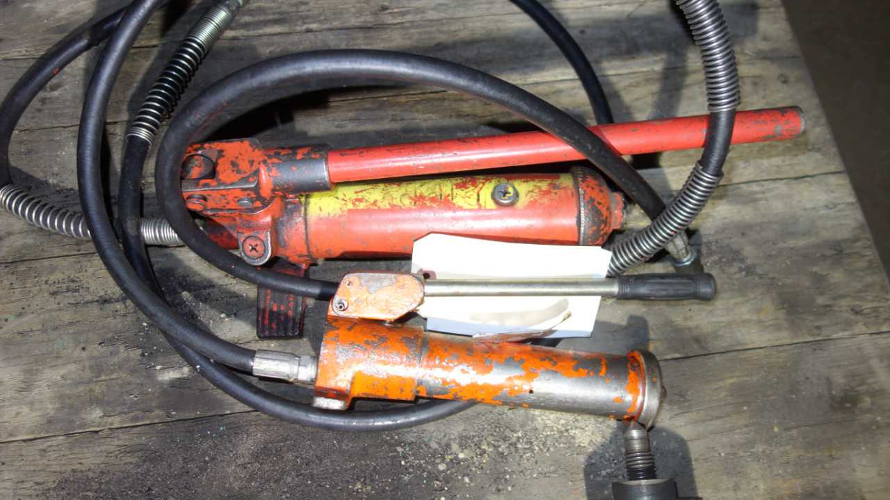 ASSORTED SNAP-ON HYDRAULIC PRESSES AND HAND PUMPS - MISCELLANEOUS