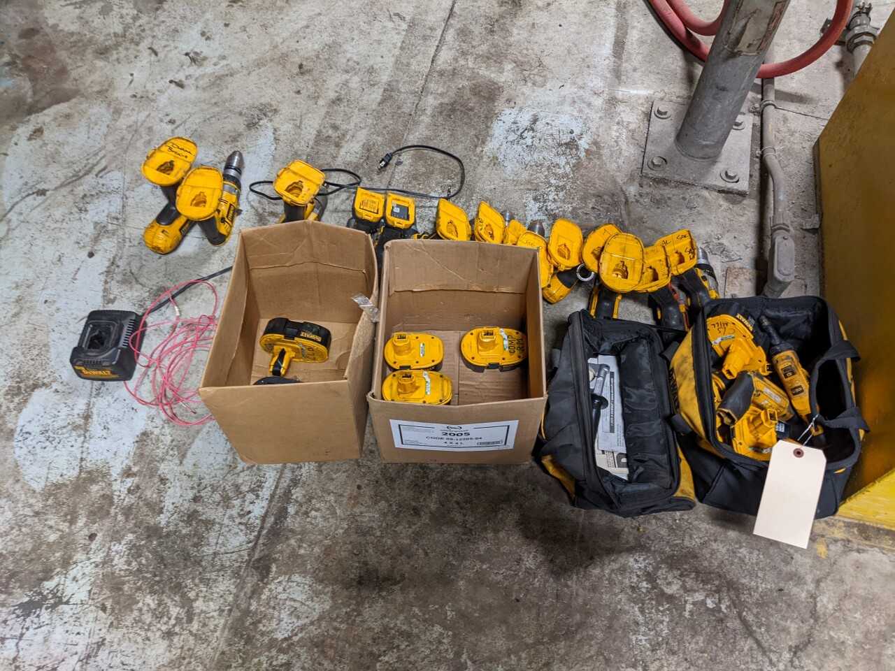 LOT OF ASSORTED DEWALT ELECTRIC DRILLS AND 18V BATTERIES - ELECTRIC POWER TOOLS