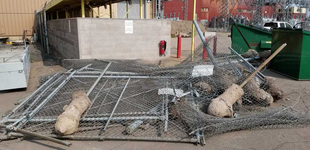 LOT OF ASSORTED CHAIN LINK FENCING W/ FENCE POSTS - MISCELLANEOUS LOT OF ASSORTED CHAIN LINK FENCING W/ FENCE POSTS - MISCELLANEOUS
