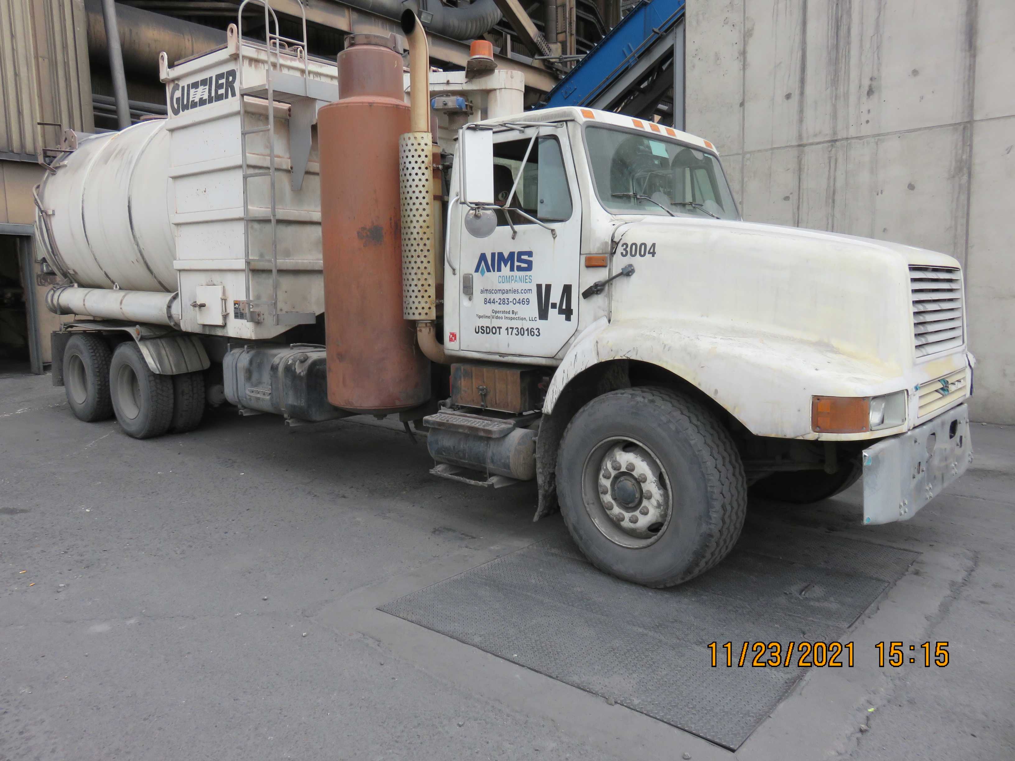 2002 International Guzzler - HYDRO EXCAVATOR TRUCKS