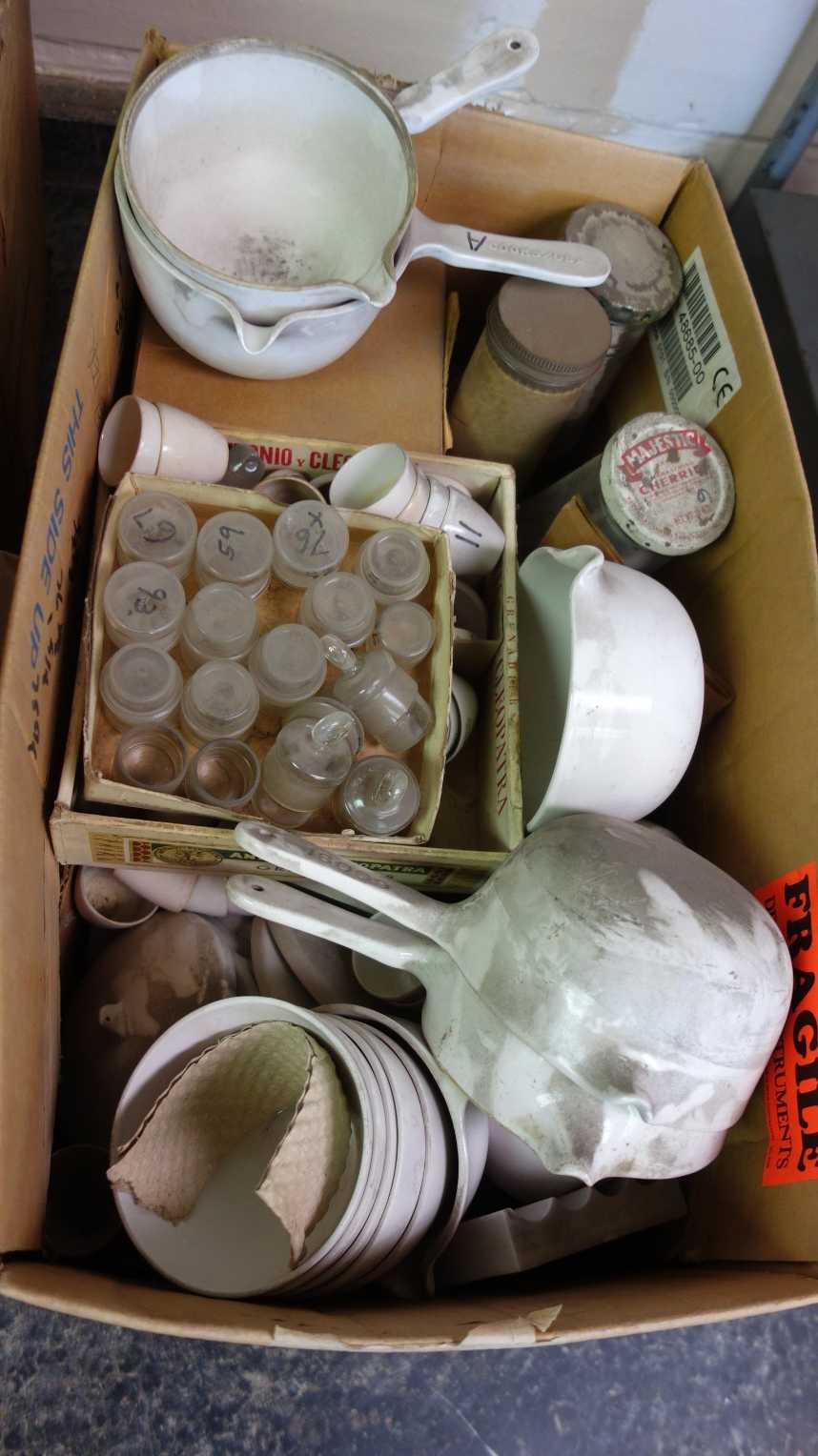 ASSORTED LOT OF GLASSWARE BEAKERS FLASKS, PYREX, CORNING - LAB & SCIENTIFIC
