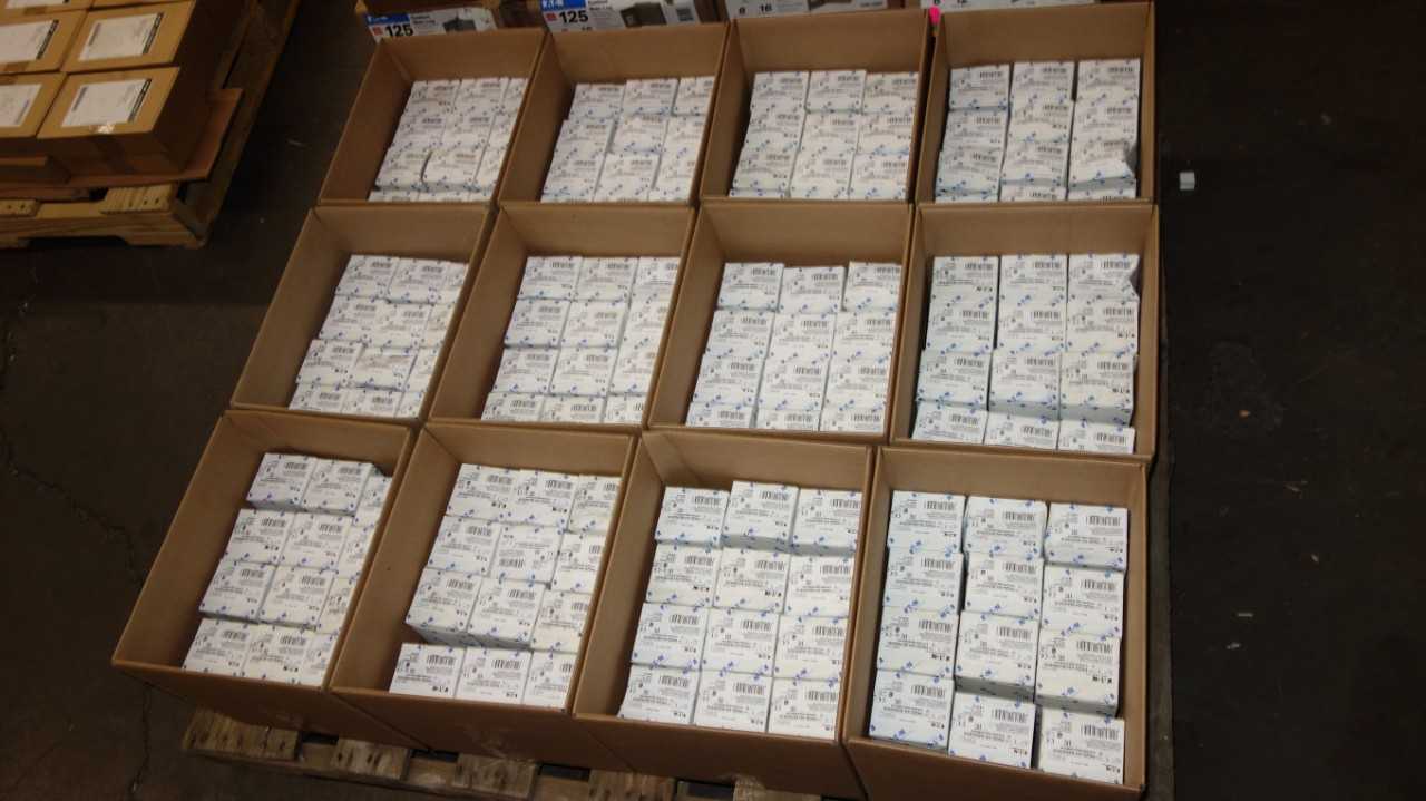 1 PALLET OF EATON PKZ0-XH-SOND539 DOOR COUPLING SWITCHES - TOOL STORAGE