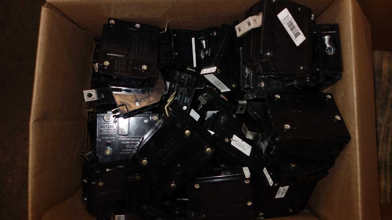 1 BOX OF ASSORTED EATON MINIATURE CIRCUIT BREAKERS, QUICKLAG, BR, CH - CIRCUIT BREAKERS
