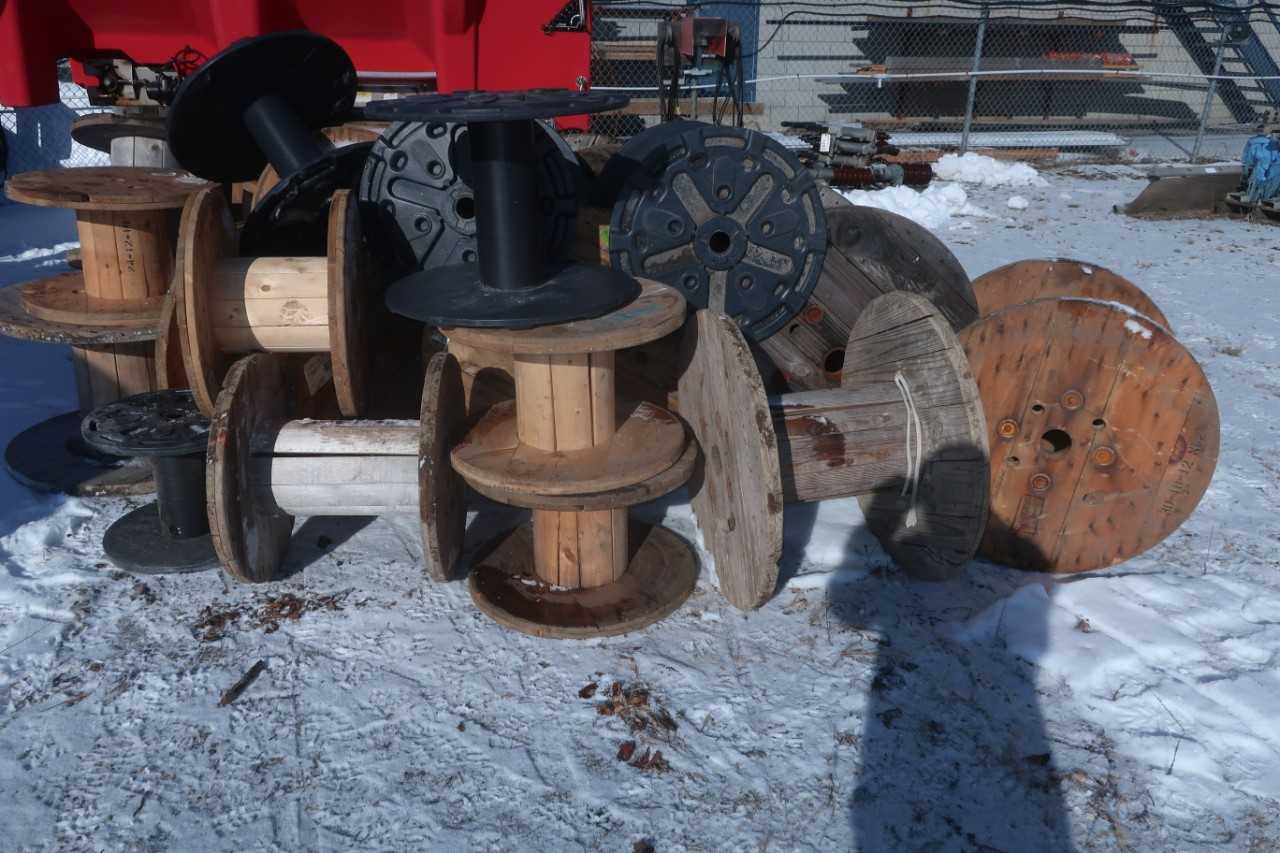 LOT OF ASSORTED EMPTY SPOOLS - MISCELLANEOUS