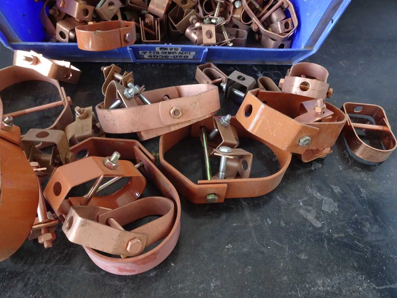 Approx 50 2in copper pipe hangers - WIRE MANUFACTURING