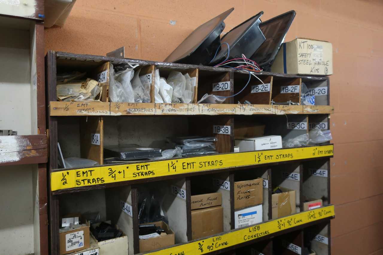 CONTENTS OF SHELVES, ASSORTED ELECTRICAL COUPLINGS, STRAPS, CONNECTORS - ELECTRICAL COMPONENTS