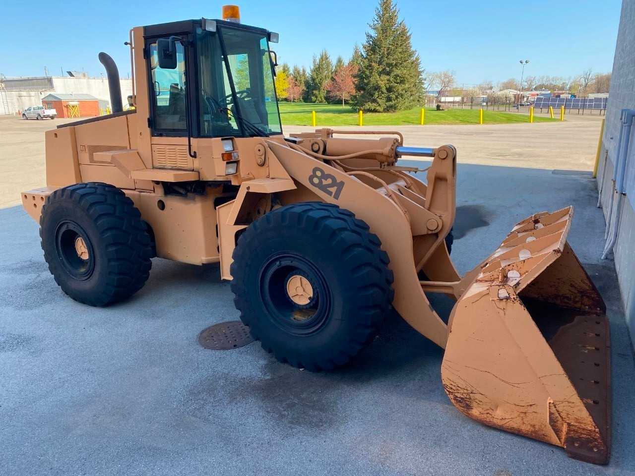 Case 821 Front Loader - WHEEL LOADERS