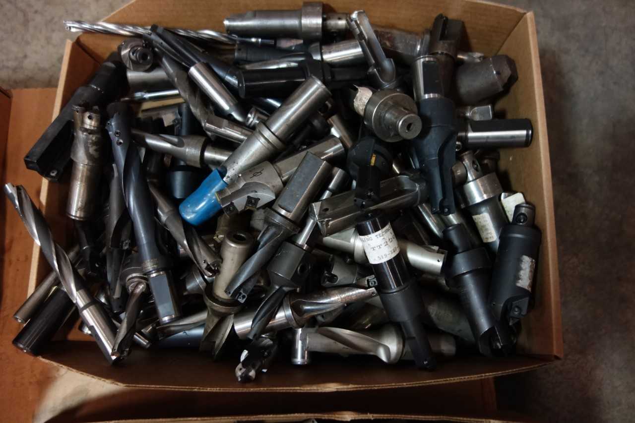 LOT OF ASSORTED BORING BARS, DOVETAIL CUTTERS, CARBIDE TIPPED END MILLS - SANDVIK, KENNAMETAL - MACHINING ACCESSORIES & TOOLING