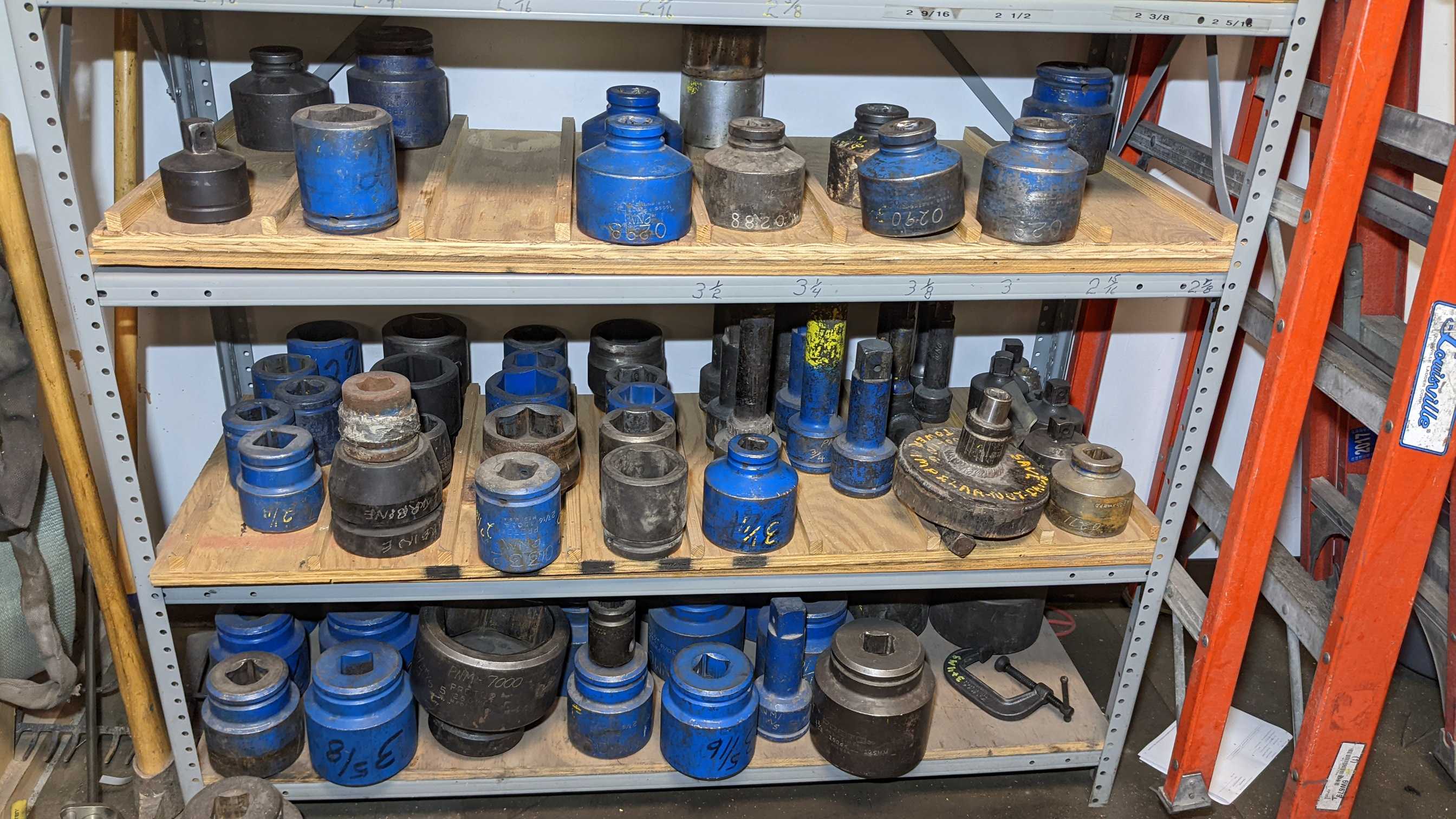 LOT OF CONTENTS ON RACK - ELECTRIC POWER TOOLS