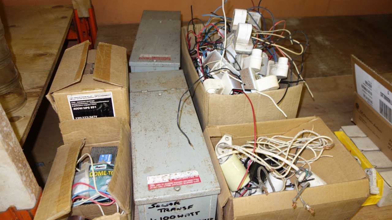 LOT OF ASSORTED LIGHTING COMPONENTS - LIGHTING