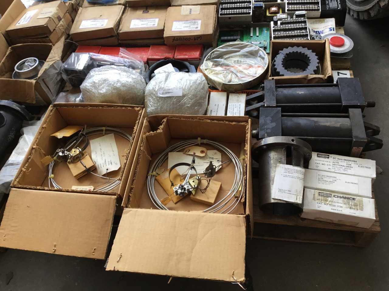 Lot of Transmission and Electronic Hardware - POWER TRANSMISSION