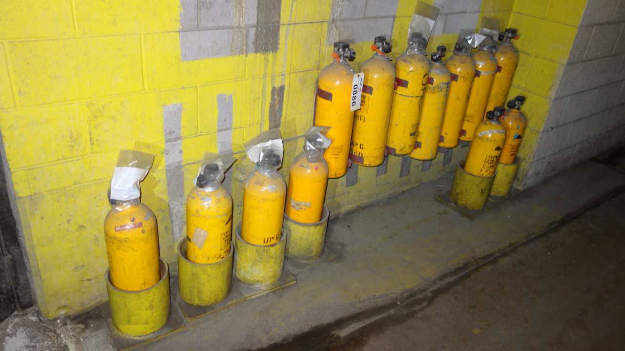LOT OF 13 SCOTT PESPIRATOR AIR TANKS - MISCELLANEOUS