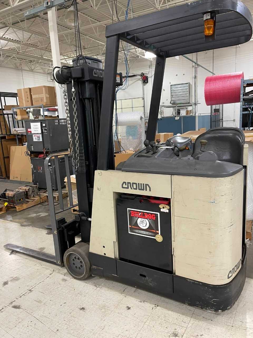 Crown RC3020-40 Electric Fork Lift 3700 LB - FORKLIFTS