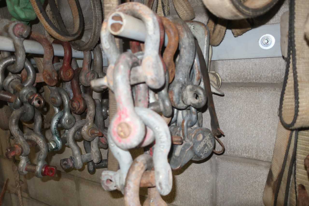 LOT OF ASSORTED CLEVISES - LIFTING EQUIPMENT