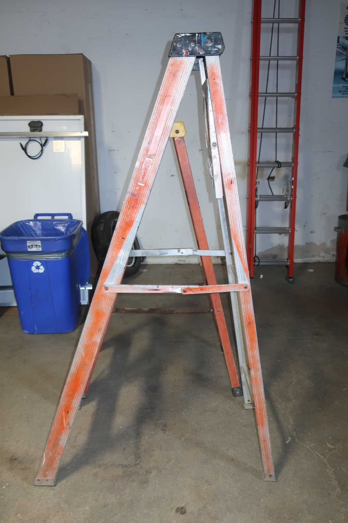 LOT OF 2 ASSORTED STEP LADDERS - MISCELLANEOUS