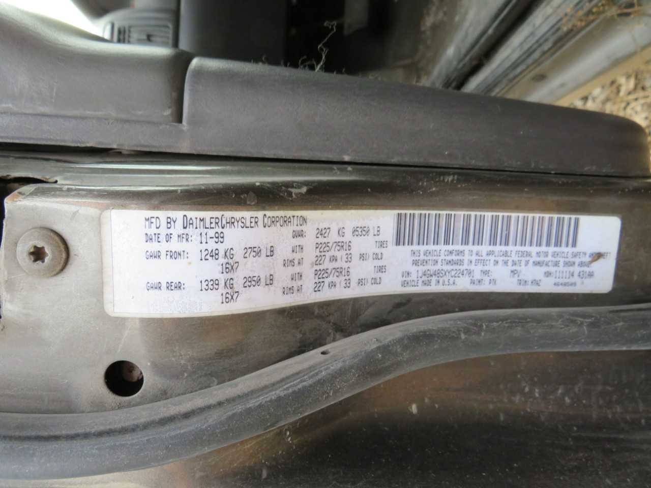 JEEP GRAND CHEROKEE LAREDO 2000 4.0L 4 DOOR V6 CYL GAS JEEP  VIN:  1J4GW48SXYC224701 - BUSES