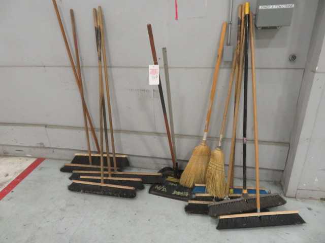 Brooms, (lot) - MISCELLANEOUS