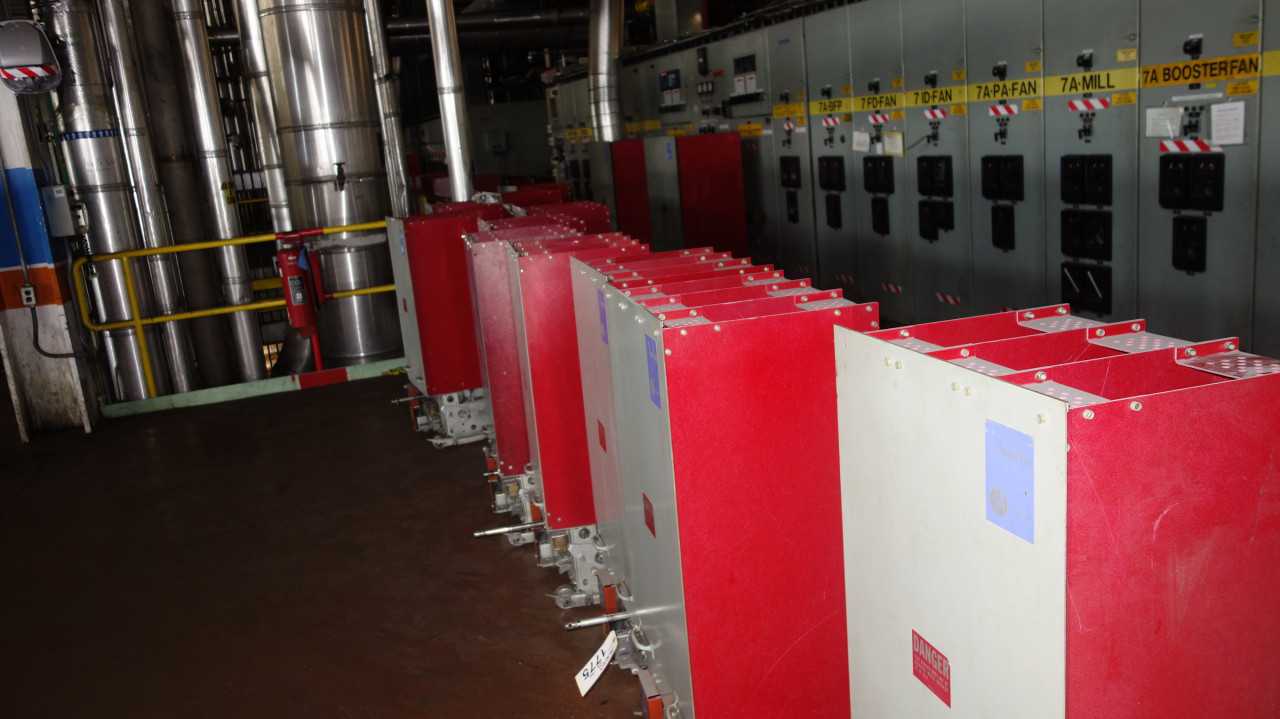 LOT OF 16 WESTINGHOUSE 50DHP250 1200A BREAKERS - CIRCUIT BREAKERS