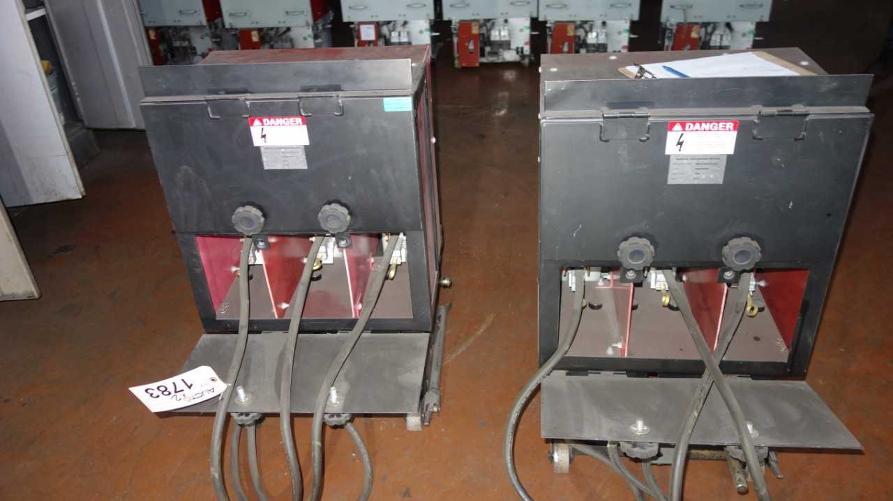 LOT OF 2 WESTINGHOUSE 1200A SWITCHGEAR GROUND AND TEST DEVICE - CIRCUIT BREAKERS