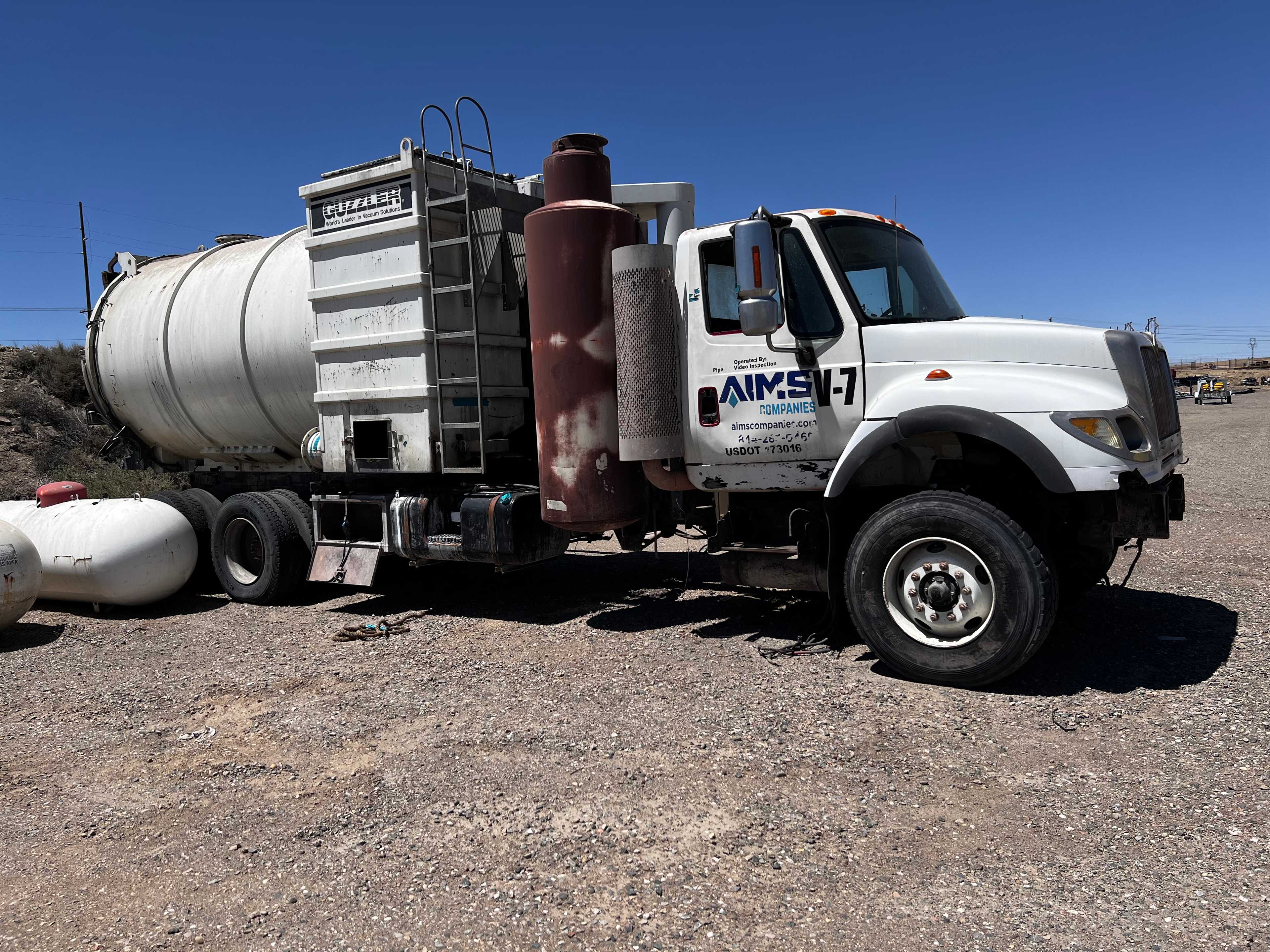 2005 International Guzzler - HYDRO EXCAVATOR TRUCKS