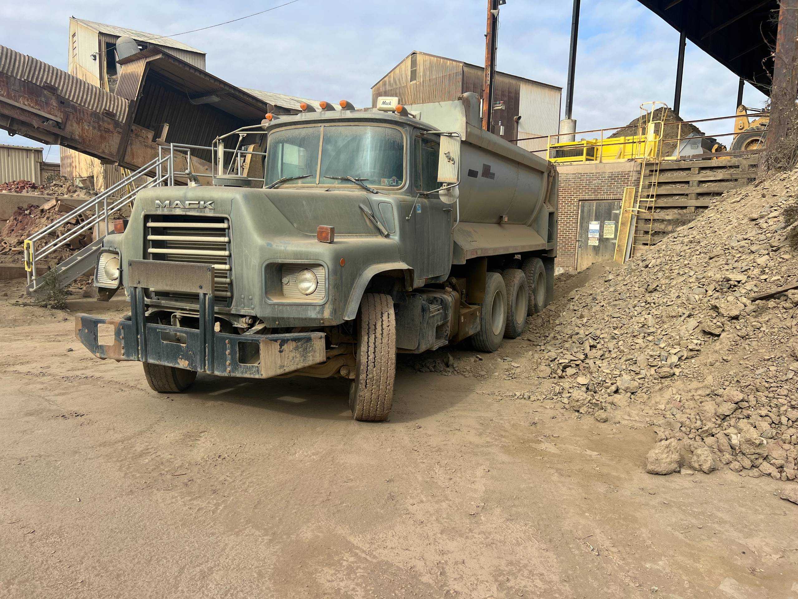 2005 MACK DM6905 DUMP TRUCK