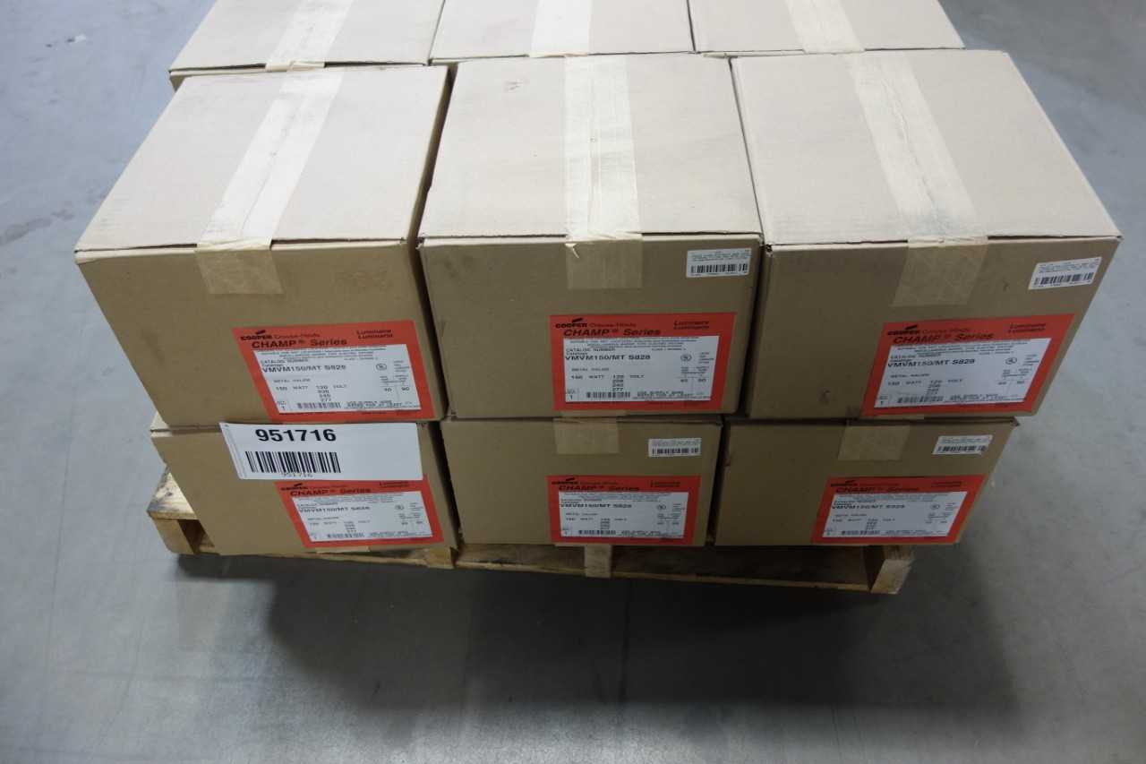 1 PALLET OF CROUSE HINDS CHAMP LUMINAIRE FITTING LIGHT FIXTURES - LIGHTING