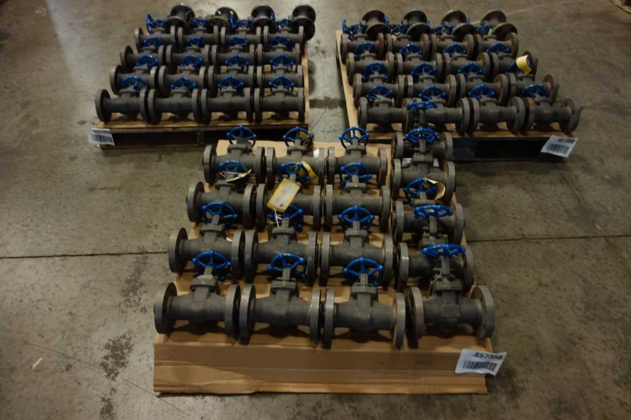 3 PALLETS OF SMITH MANUAL STEEL THREADED 1.5" GATE VALVES - VALVES
