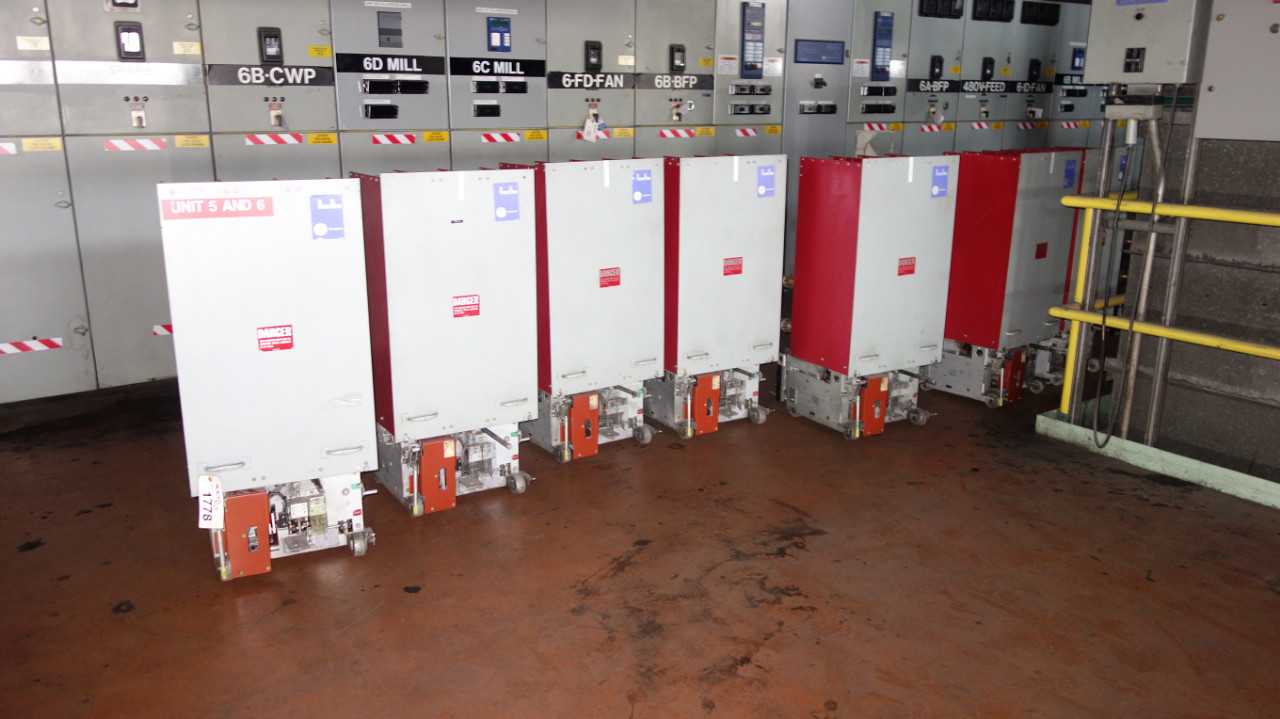 LOT OF 15 WESTINGHOUSE 50DHP250 1200A BREAKERS - CIRCUIT BREAKERS