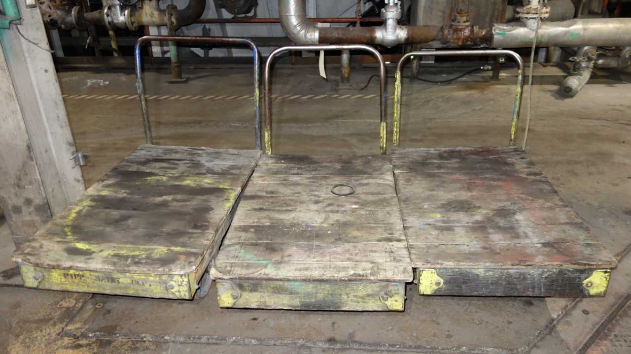 LOT OF 3 UTILITY CARTS - MISCELLANEOUS