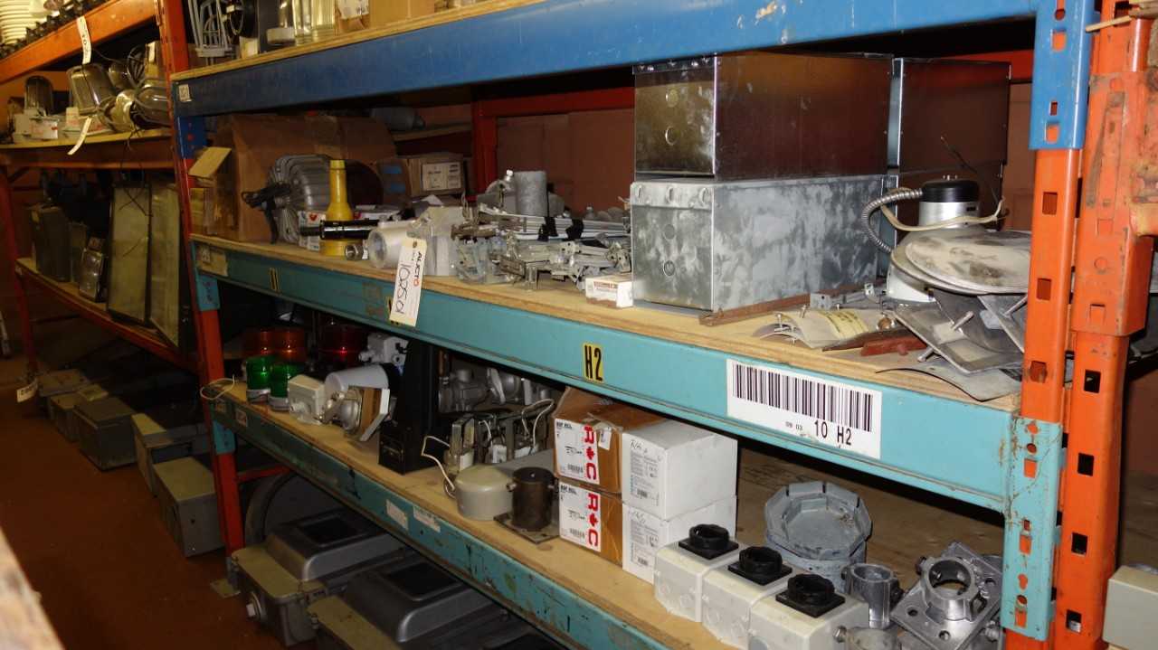 LOT OF ASSORTED LIGHTING AND CONDUIT - LIGHTING