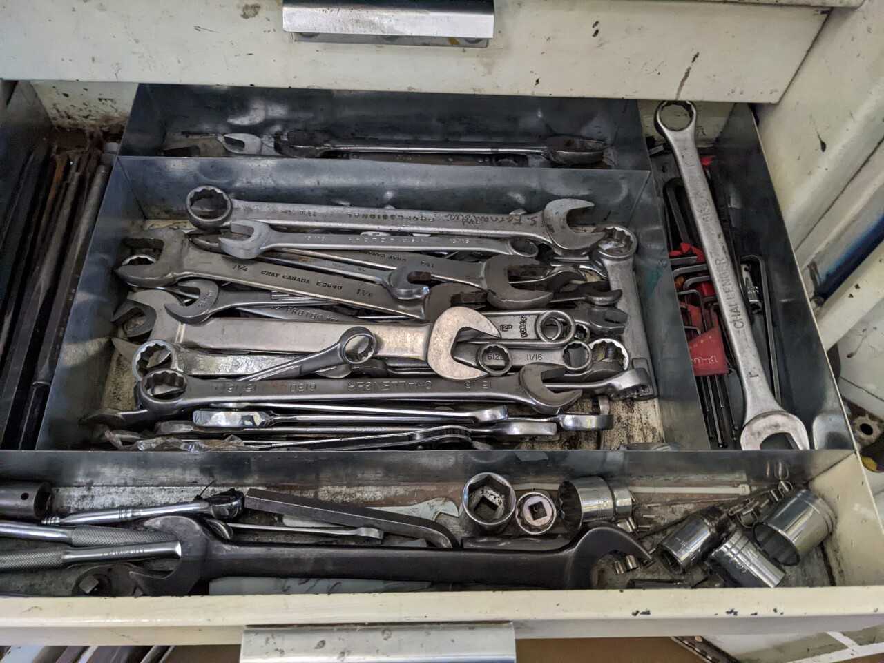 7 DRAWER TOOL CABINET LOCKER WITH CONTENTS, ASSORTED TOOLS, WRENCHES, DRILL BITS, SCREWDRIVERS, SOCKETS, SAWS - TOOL STORAGE