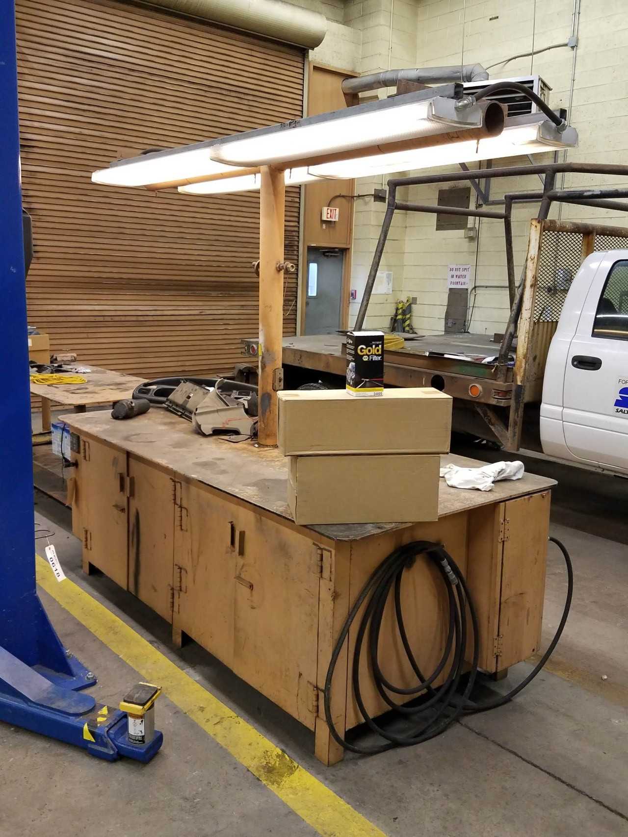 8' x 4' steel work table with Wilton 6" vise and fluorescent lighting - LIGHTING 8' x 4' steel work table with Wilton 6" vise and fluorescent lighting - LIGHTING