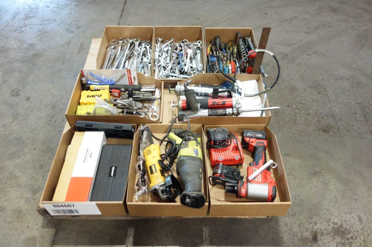 LOT OF ASSORTED HAND TOOLS - HAND TOOLS