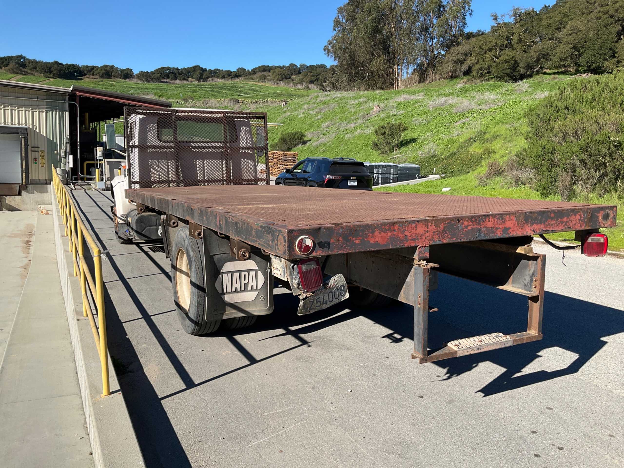 1994 INTERNATIONAL 4900 4X2 FLATBED TRUCK