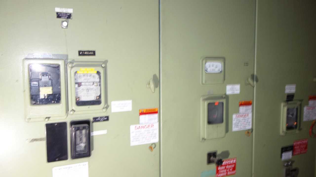 21X SECTIONS WESTINGHOUSE METAL CLAD SWITCHGEAR CABINET W/ 3X WESTINGHOUSE 50DH250D 1200A 4.76KV BREAKERS DELAYED REMOVAL - SWITCHGEAR