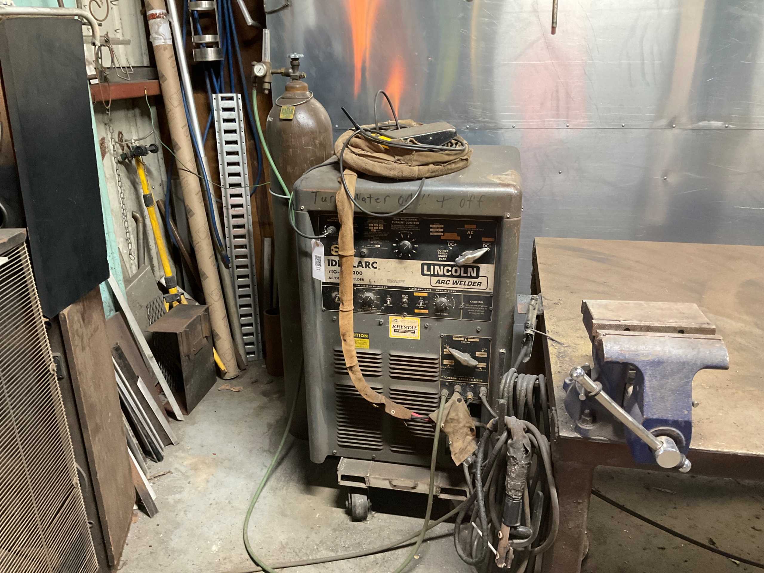 LINCOLN IDEALARC TIG 300/300 ARC WELDER