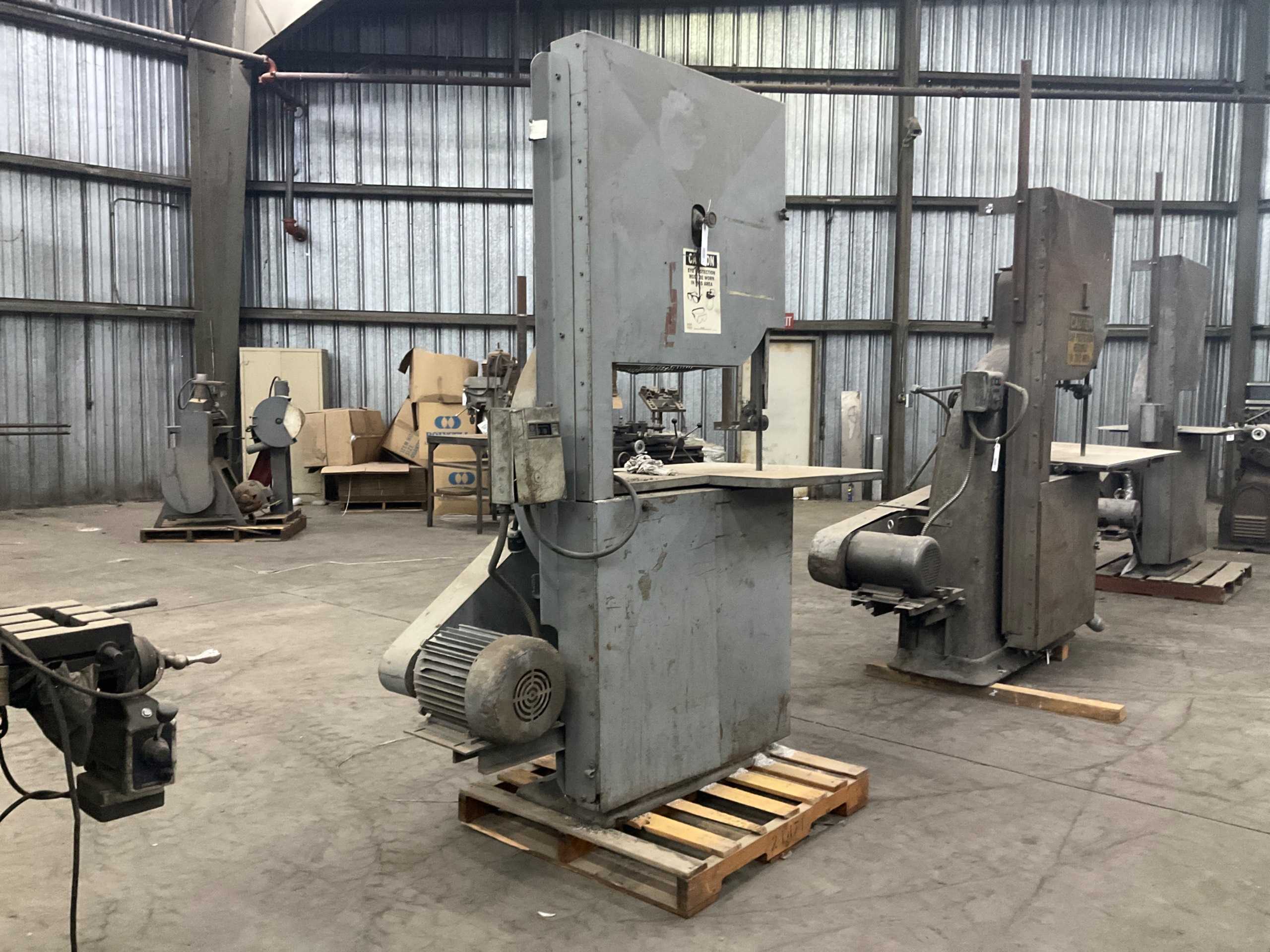 VERTICAL BAND SAW