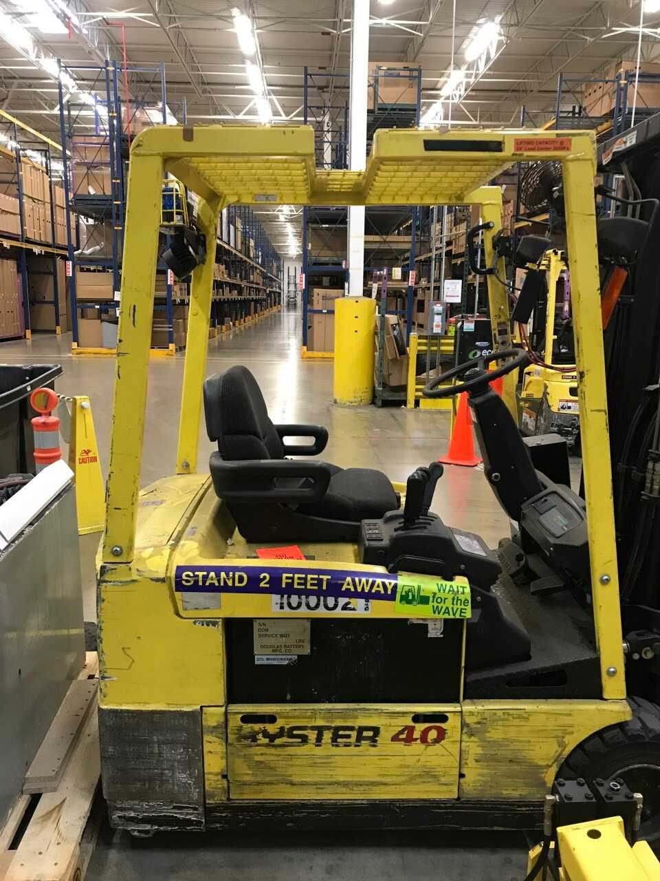 Hyster 4000lb lift truck with battery and charger - FORKLIFTS