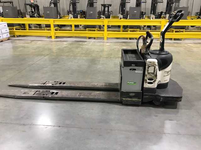 2005 Crown PE4000-60 double rider jack, Hebron, KY - MANUAL PALLET JACKS
