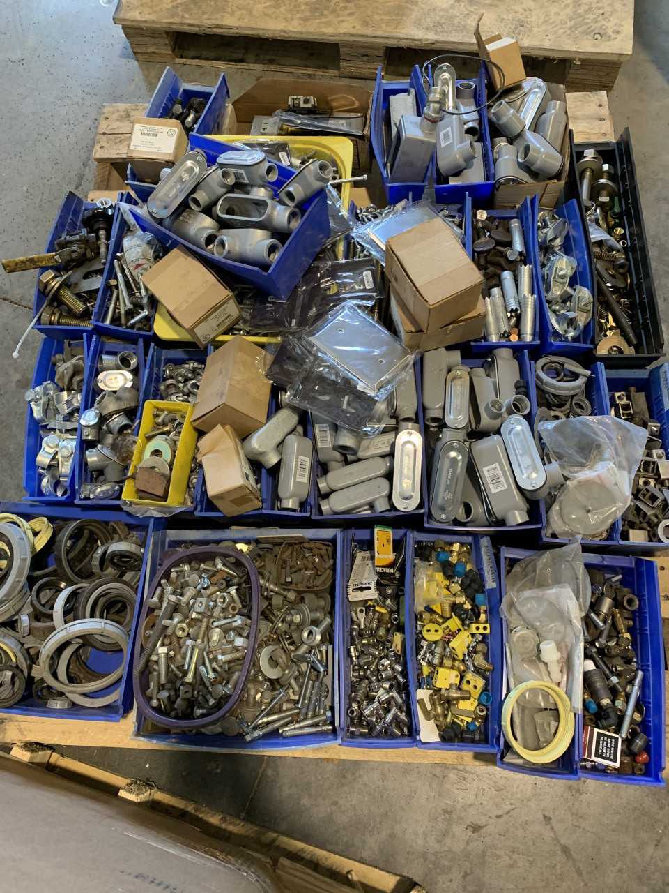 PALLET OF VARIOUS FITTINGS, BOLTS AND CONDUIT - CONDUIT FITTING