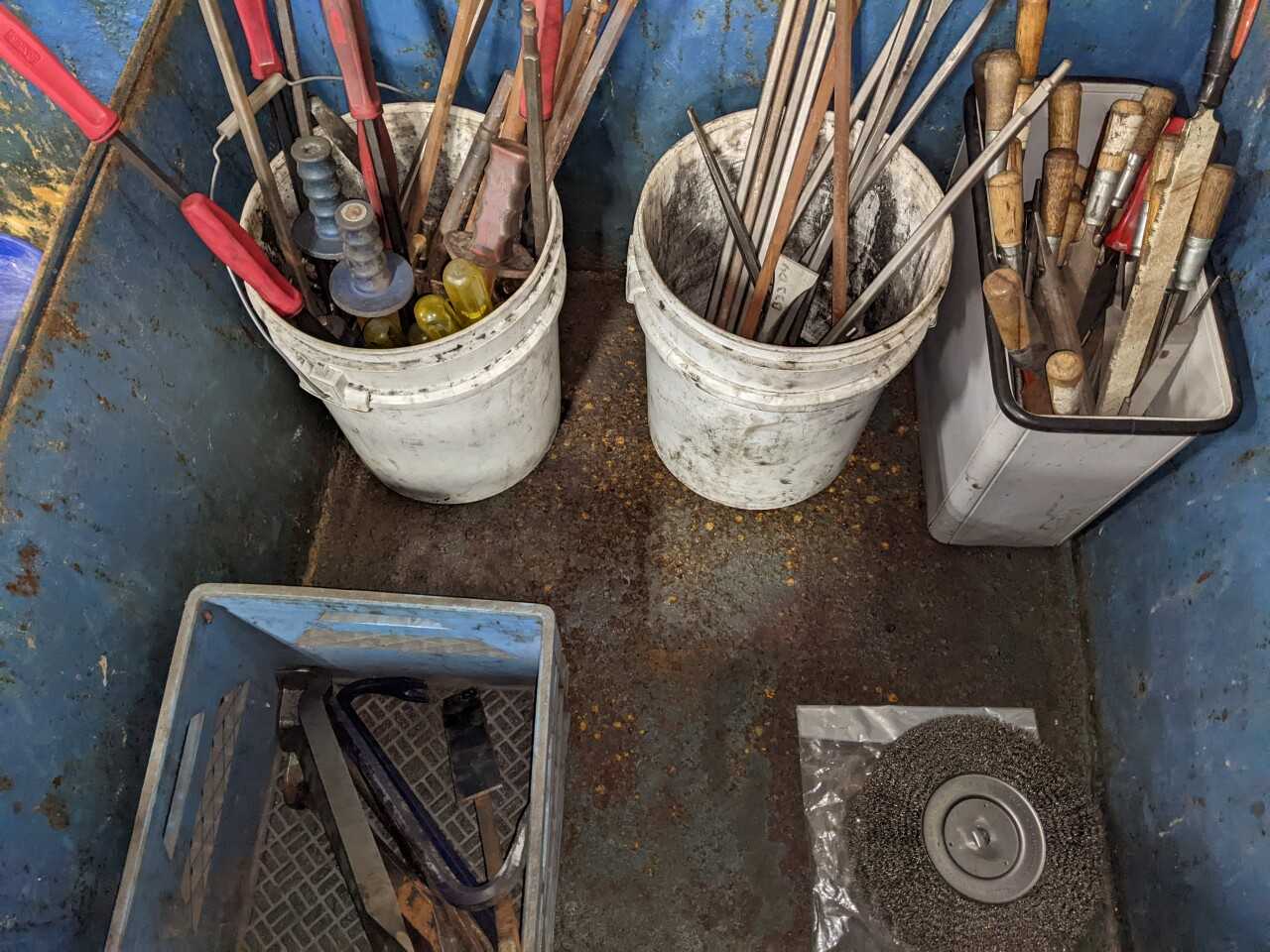 LOT OF ASSORTED TOOLS, FILES, CROWBARS - HAND TOOLS
