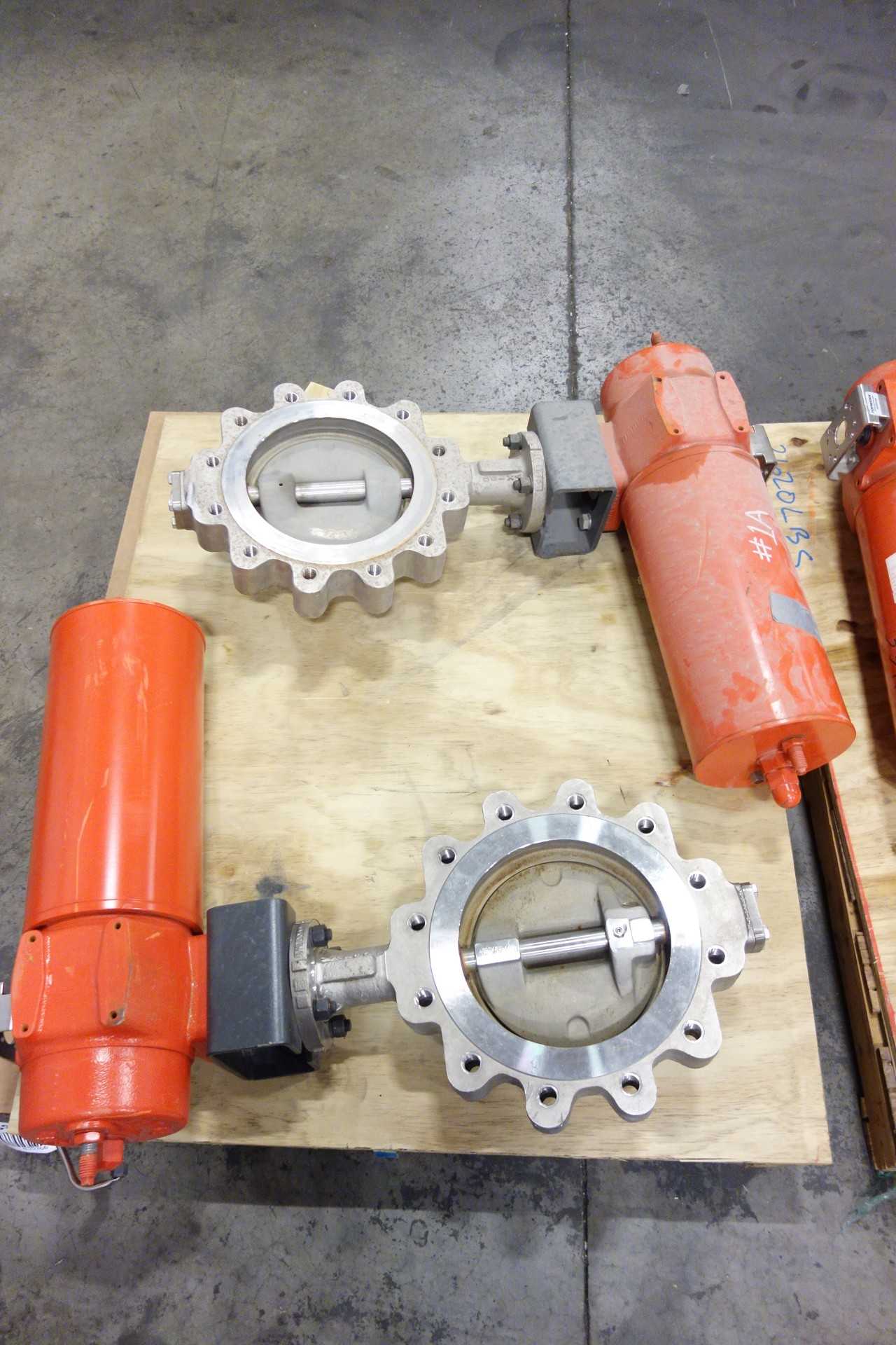2 PALLETS OF ASSORTED BETTIS PNEUMATIC ACTUATORS WITH VANESSA BUTTERFLY VALVES - VALVES
